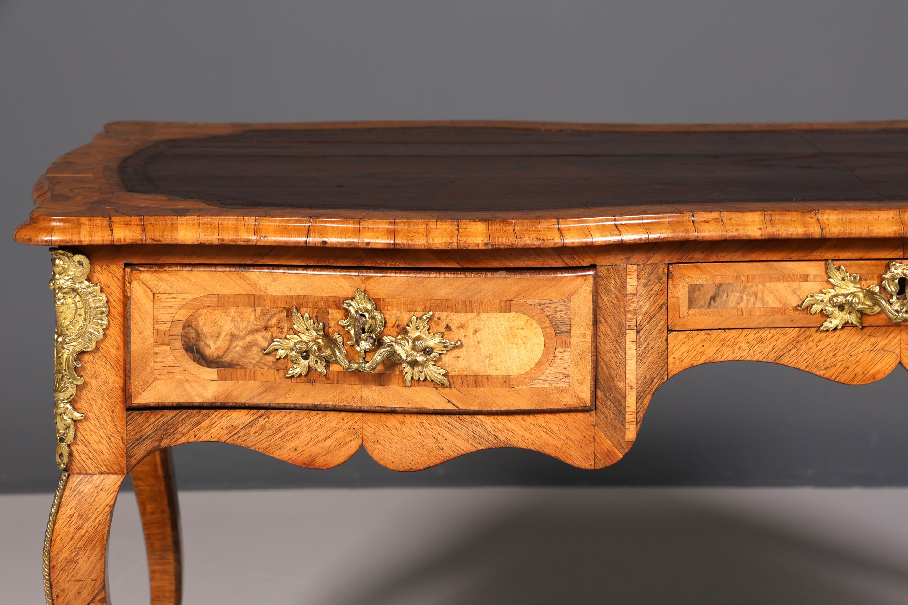 Bureau Louis XV original et majestueux de 1780, bureau plat français en cuir véritable, bureau de bureau ancien