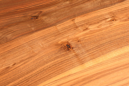 Belle table en noyer massif, plateau à bords naturels, 240 cm x 95 cm, idéale pour la salle à manger ou la cuisine.