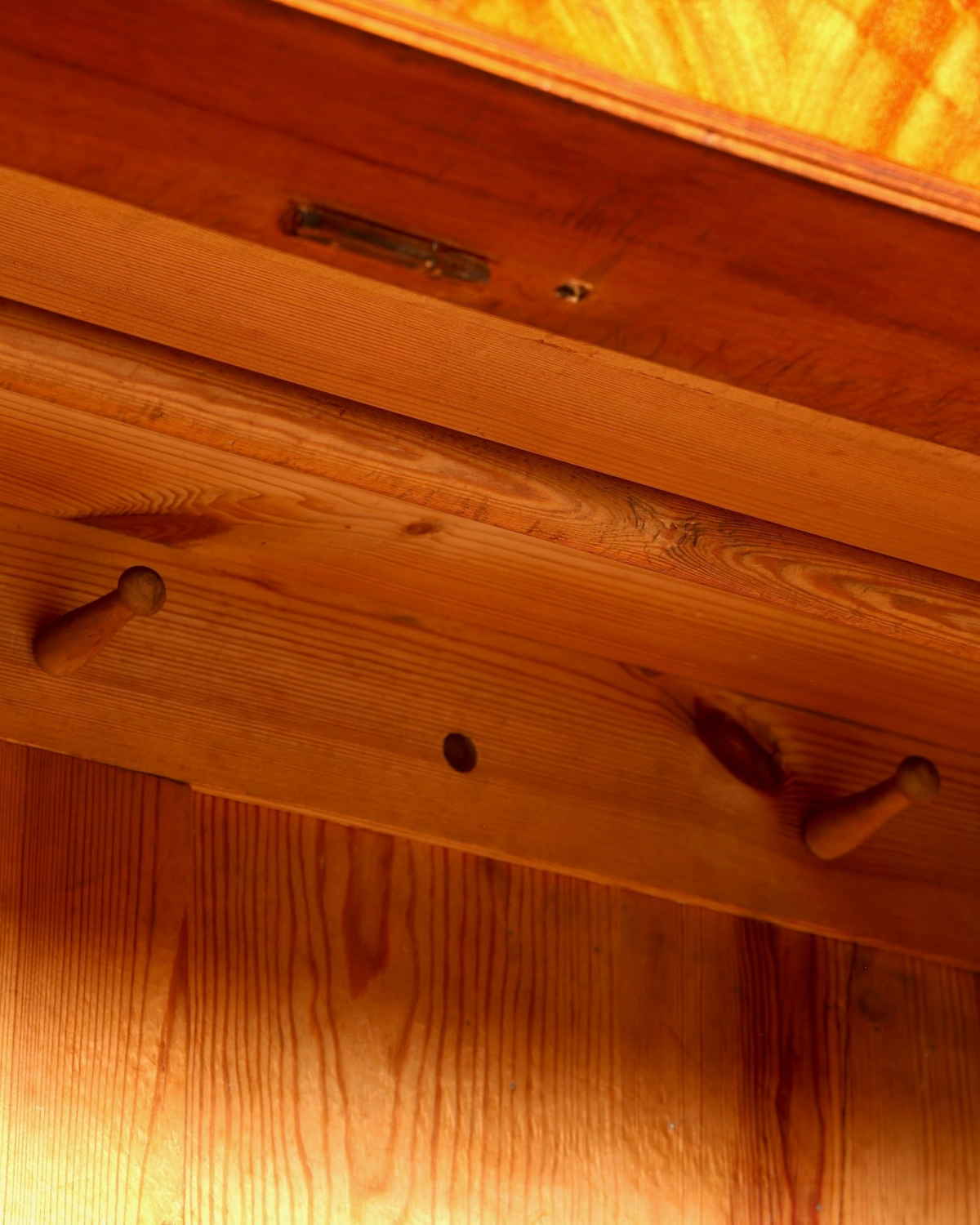 Innenansicht eines antiken Hauptstadt Möblerei Gründerzeit Kleiderschranks aus massivem Holz mit Kleiderhaken