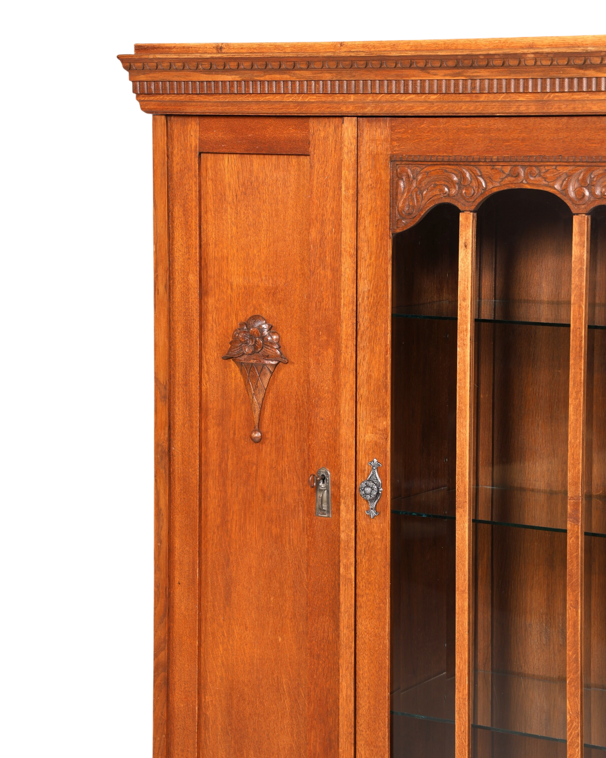 Hauptstadt Möblerei Jugendstil Vitrine aus massiver Eiche mit kunstvollen Holzschnitzereien und verglaster Tür