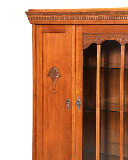 Hauptstadt Möblerei Jugendstil Vitrine aus massiver Eiche mit kunstvollen Holzschnitzereien und verglaster Tür