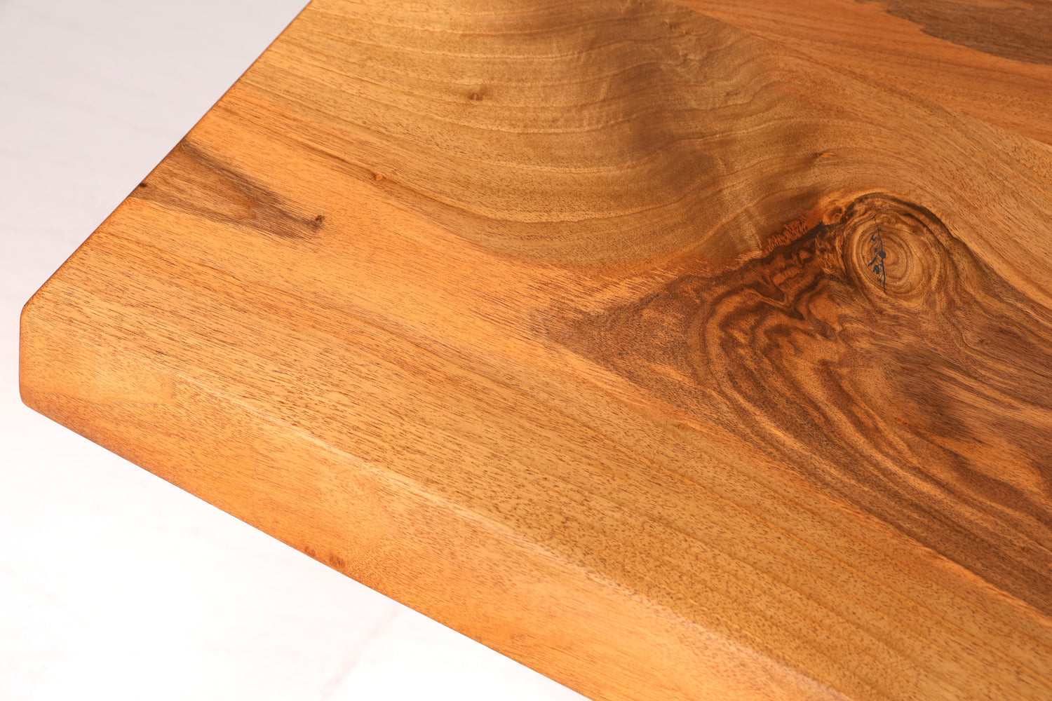 Belle table en noyer massif, plateau à bords naturels, 260 cm x 97 cm, idéale pour la salle à manger ou la cuisine.