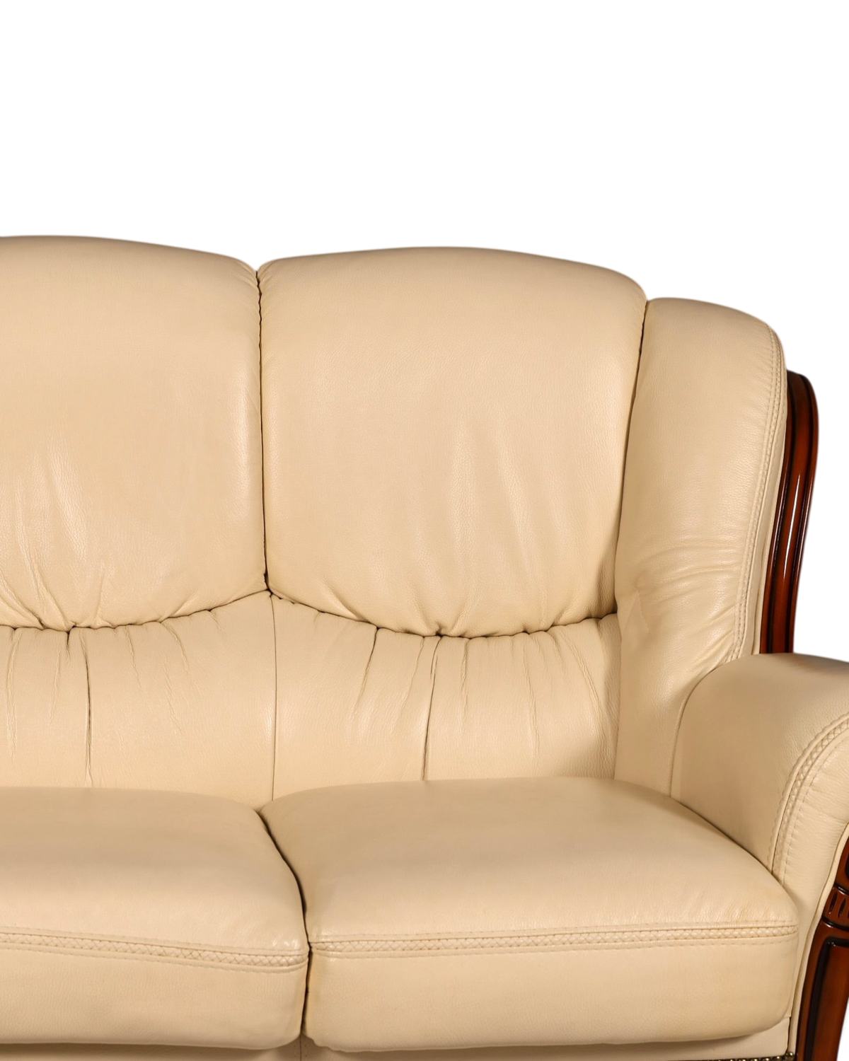 Hauptstadt Möblerei H898 Sofa in cremefarbenem Leder mit eleganten Holzarmlehnen und bequemer Polsterung