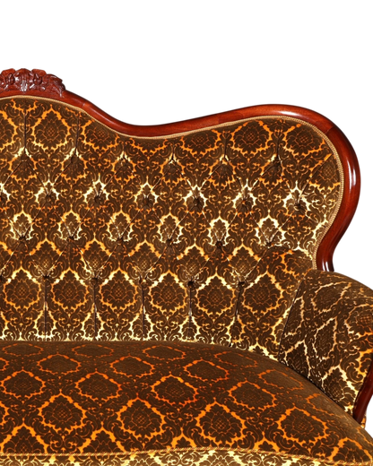 Hauptstadt Möblerei Sofa mit braunem Damaststoff und aufwendigem Holzrahmen im antiken Stil