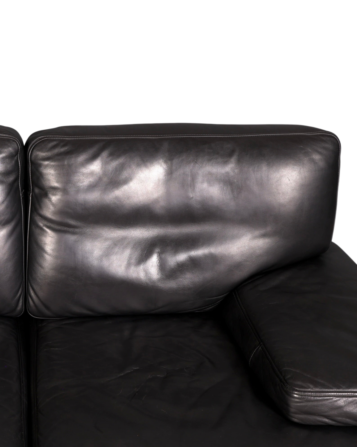 Hauptstadt Möblerei H848 Finish Ledersofa in Schwarz mit glatter Oberfläche und hochwertigen Nähten
