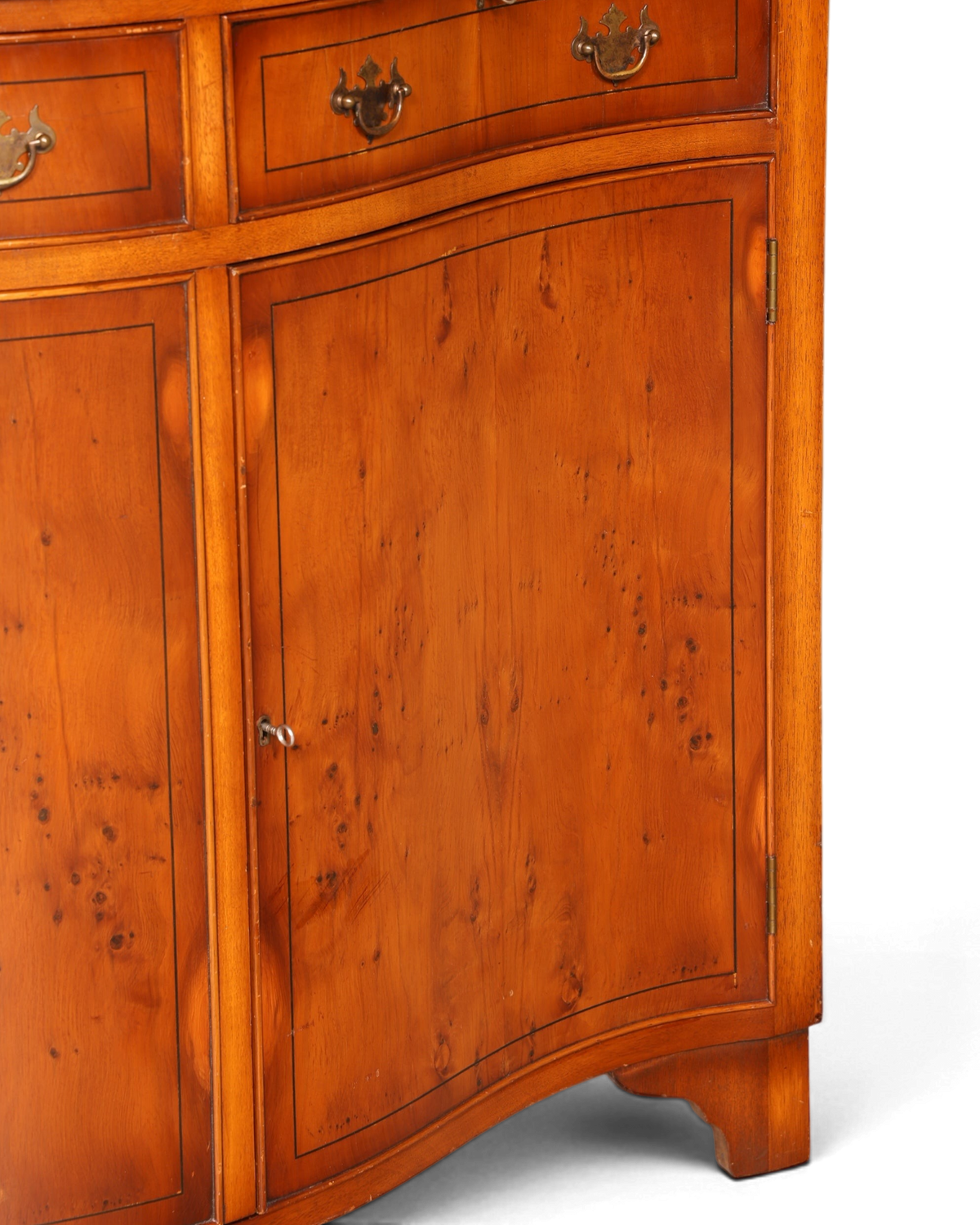 Hauptstadt Möblerei englische Vitrine aus Eibenholz mit geschwungener Front, Schubladen und Messingbeschlägen