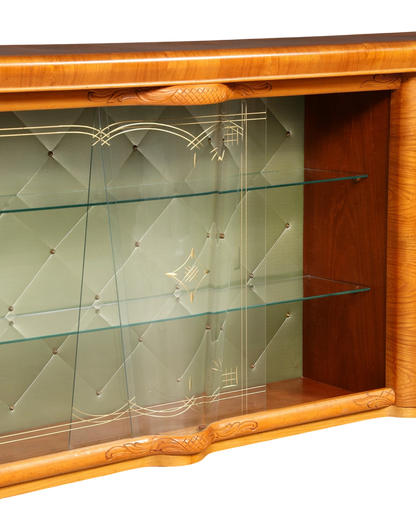 Hauptstadt Möblerei Vitrinenschrank mit H923 Finish, helles Holz, Glasböden und gesteppter Rückwand