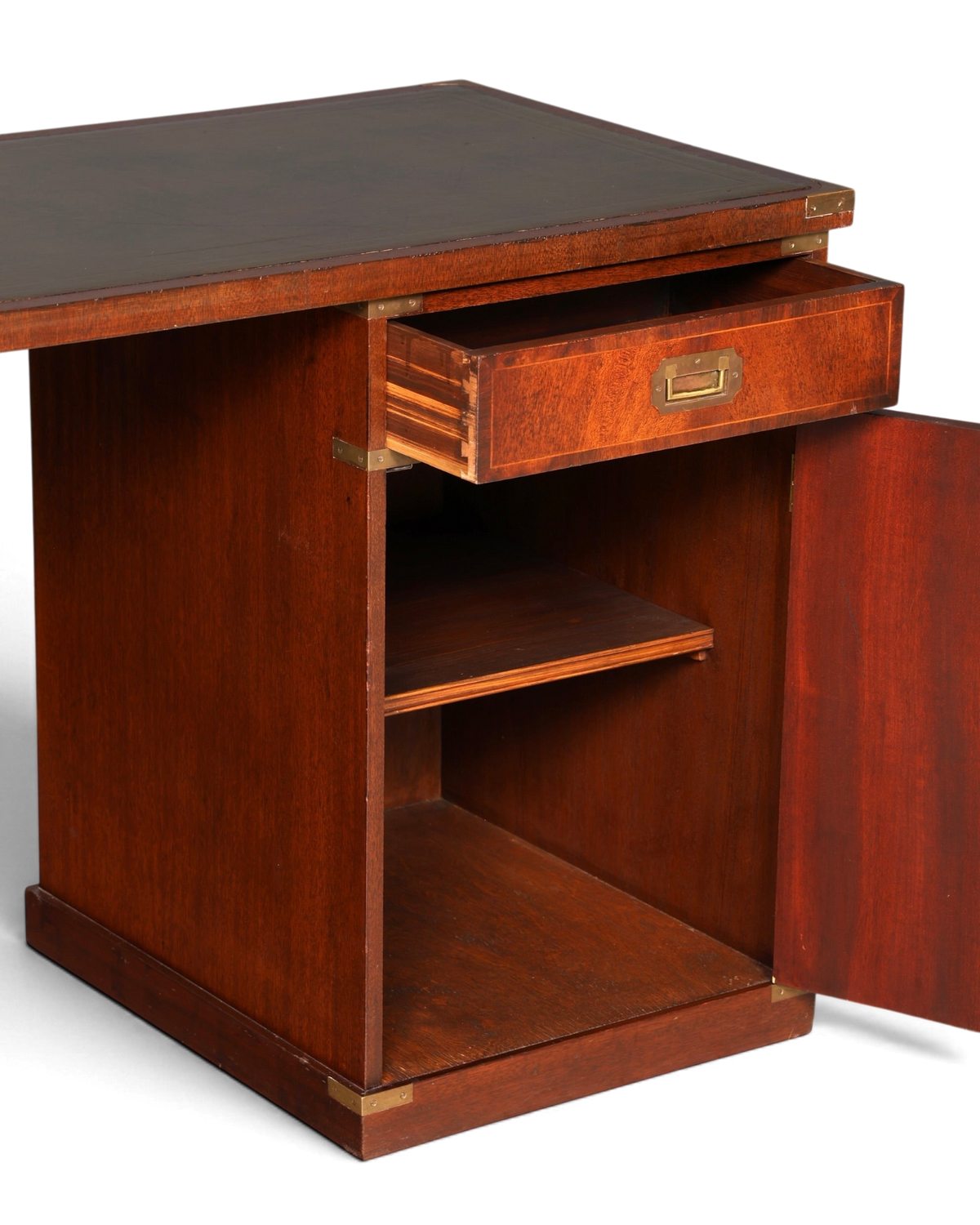 Hauptstadt Möblerei maritimer Schreibtisch im Military Chest Stil aus Holz mit Lederauflage und Messingbeschlägen