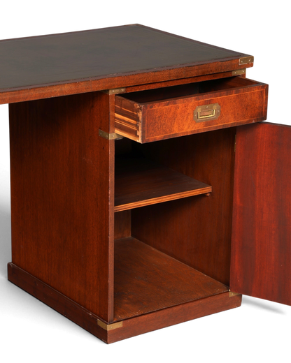 Hauptstadt Möblerei maritimer Schreibtisch im Military Chest Stil aus Holz mit Lederauflage und Messingbeschlägen