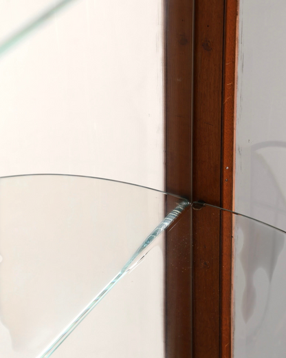 Detailansicht eines Hauptstadt Möblerei Vitrinenschranks mit Holzkante und eingesetztem Glasboden
