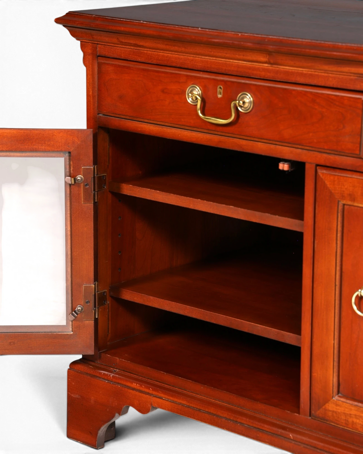 Hauptstadt Möblerei H868 Finish Sideboard aus dunklem Holz mit Glasvitrinentür und Messingbeschlägen