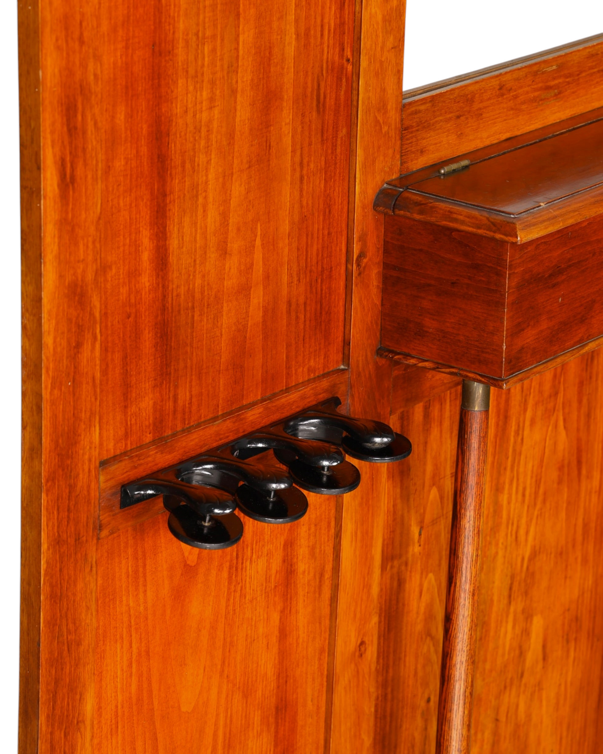 Hauptstadt Möblerei H885 Wandgarderobe aus warmem Holz mit schwarzen Metallhaken und integriertem Ablagefach