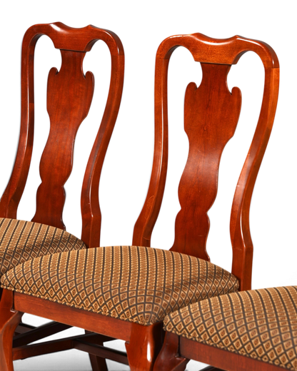 Hauptstadt Möblerei Drexel Heritage Chippendale Stühle aus Holz mit gemustertem Stoffbezug im Esszimmer