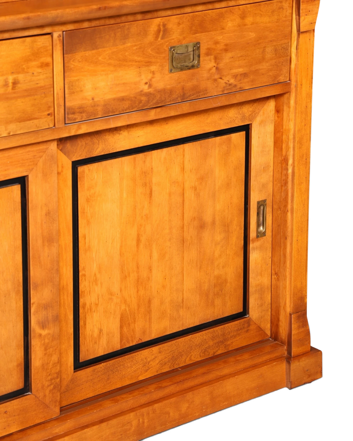Hauptstadt Möblerei H804 Sideboard aus massivem Holz mit warmem Finish, Messinggriffen und schwarzen Akzenten