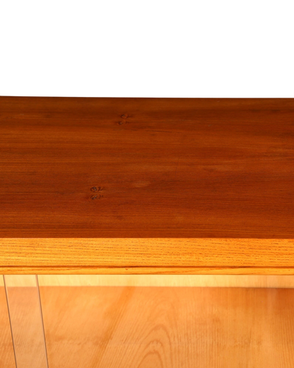 Hauptstadt Möblerei H920 Tischplatte aus warmem, gemasertem Holz mit natürlicher Textur und glattem Finish