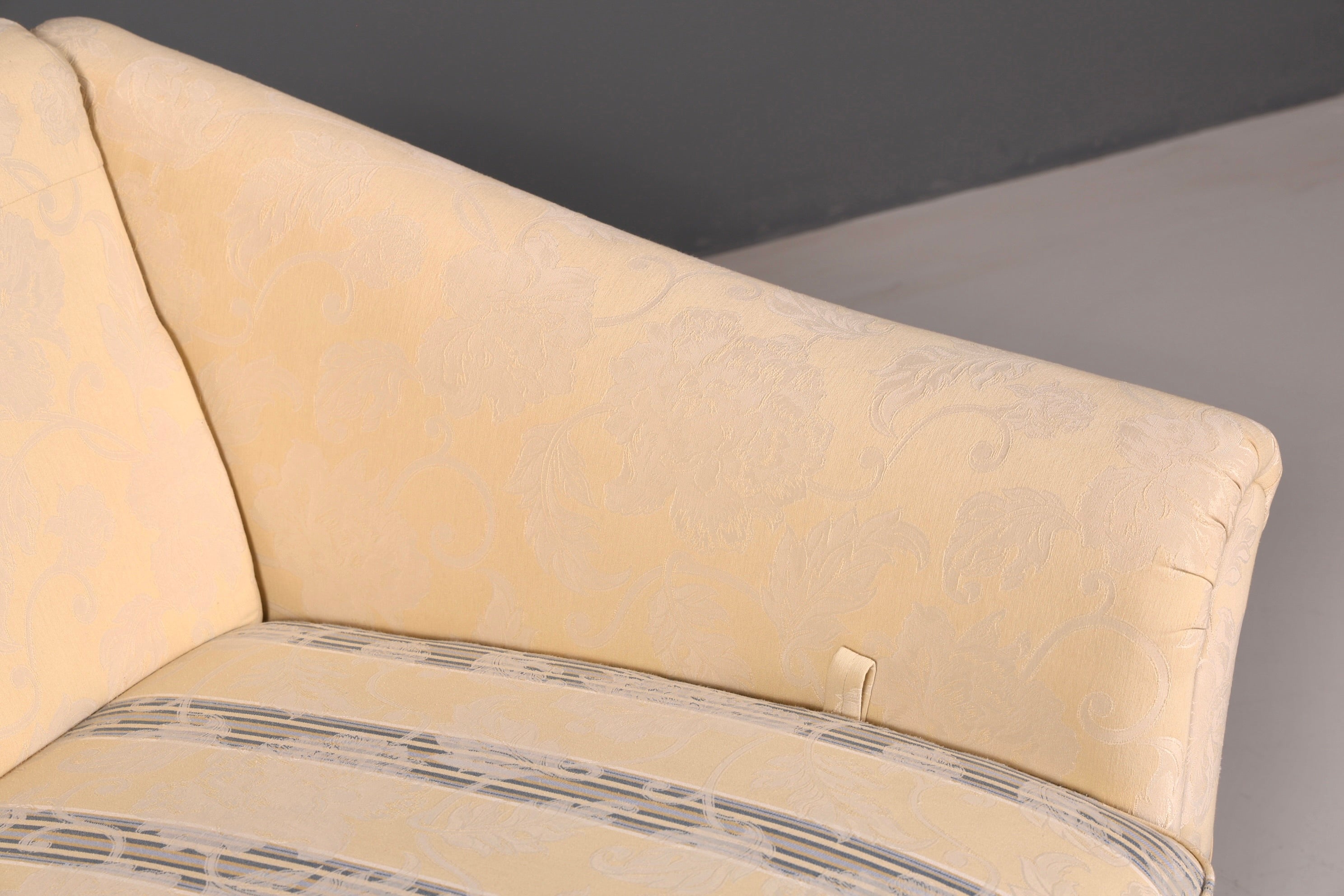 Wunderschönes Landhaus Sofa mit Hocker Englischer Stil Creme 2-Sitzer Couch Stoff Polstersofa Landhausstil Zweisitzer