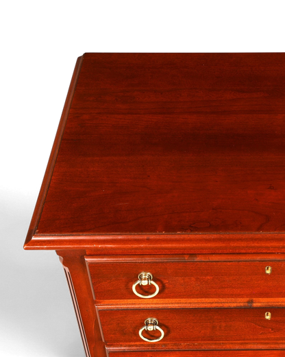 Hauptstadt Möblerei Drexel Heritage Kommode aus dunklem Holz mit Messinggriffen im antiken Stil
