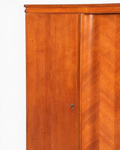 Hauptstadt Möblerei Schrankfront mit H910 Finish, hochwertiges Holzfurnier mit Fischgrätmuster und Schlüsselloch