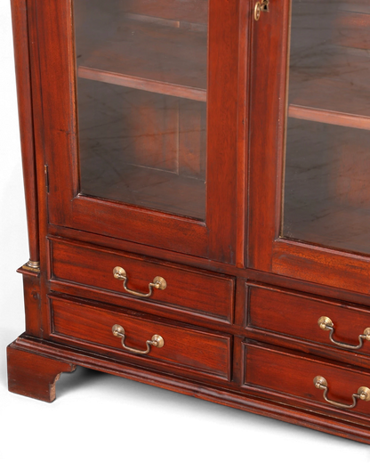 Hauptstadt Möblerei Vitrinenschrank aus dunklem Holz mit Glasfront und Messinggriffen im klassischen Stil