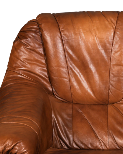 Hauptstadt Möblerei 3-Sitzer Ledercouch in Cognacbraun mit weicher Patina und abgesteppten Rückenpolstern