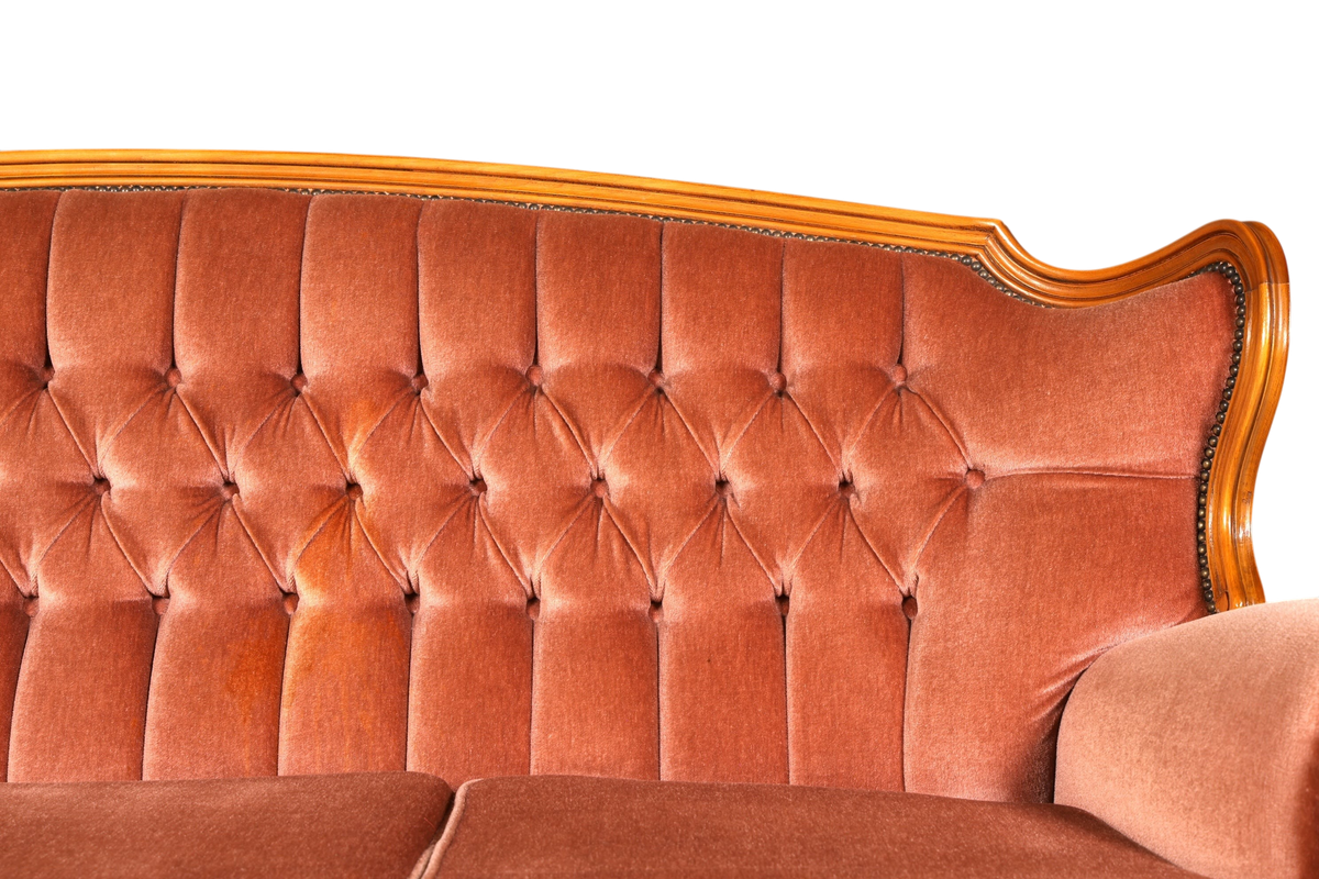 Hauptstadt Möblerei Chippendale 3-Sitzer Sofa in Barock-Stil mit rotem Samtbezug und eleganter Knopfheftung