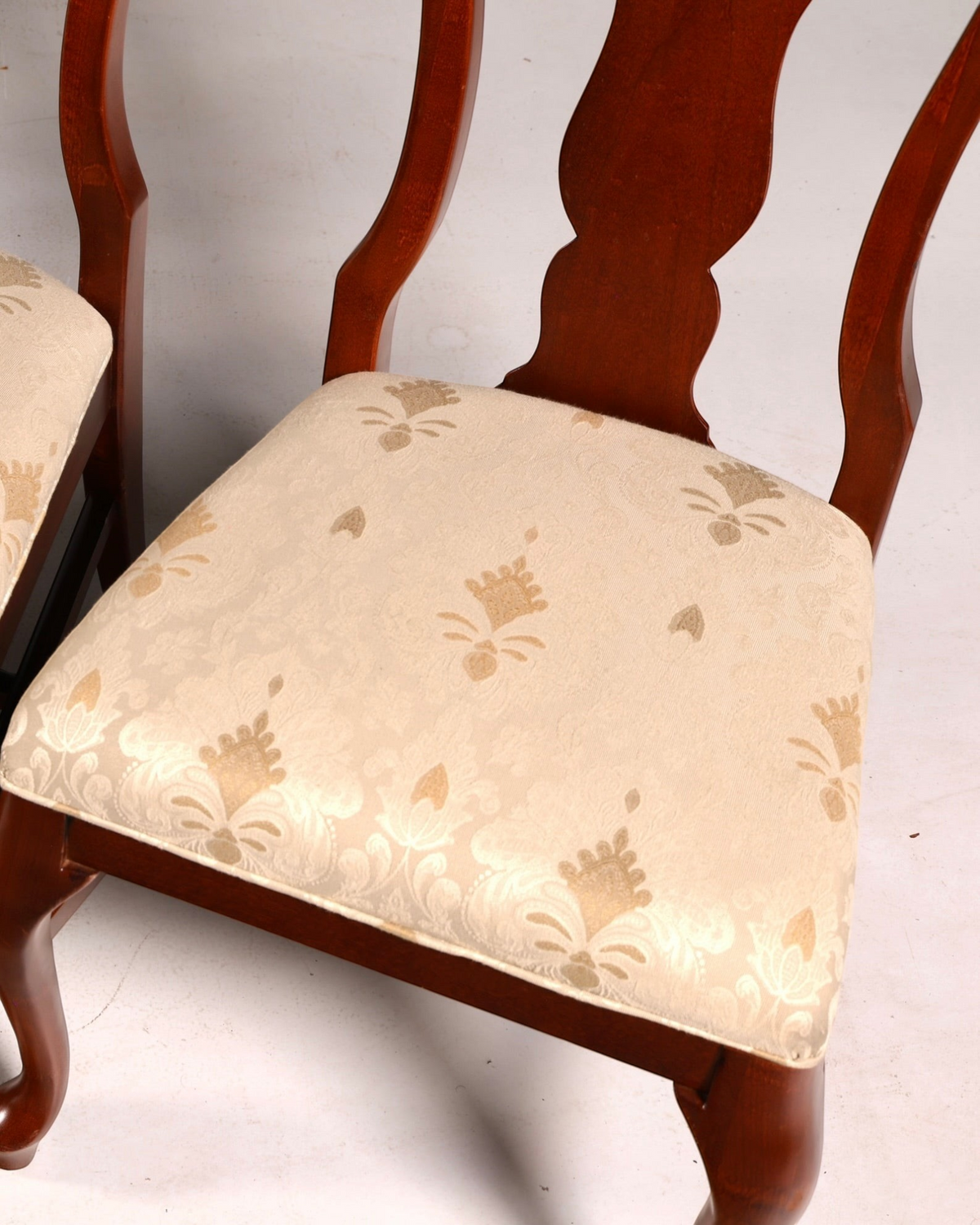 Hauptstadt Möblerei Drexel Heritage Chippendale Stuhl aus Holz mit beigem gemustertem Stoffpolster