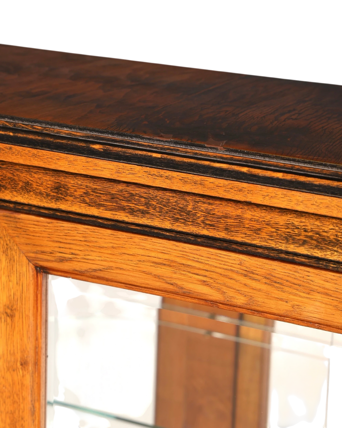 Hauptstadt Möblerei H884 Holzoberfläche mit dunkler Maserung und klassischem Profilrahmen