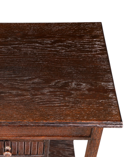 Hauptstadt Möblerei H816 Finish Tischoberfläche aus dunkel gebeiztem Holz mit sichtbarer Maserung