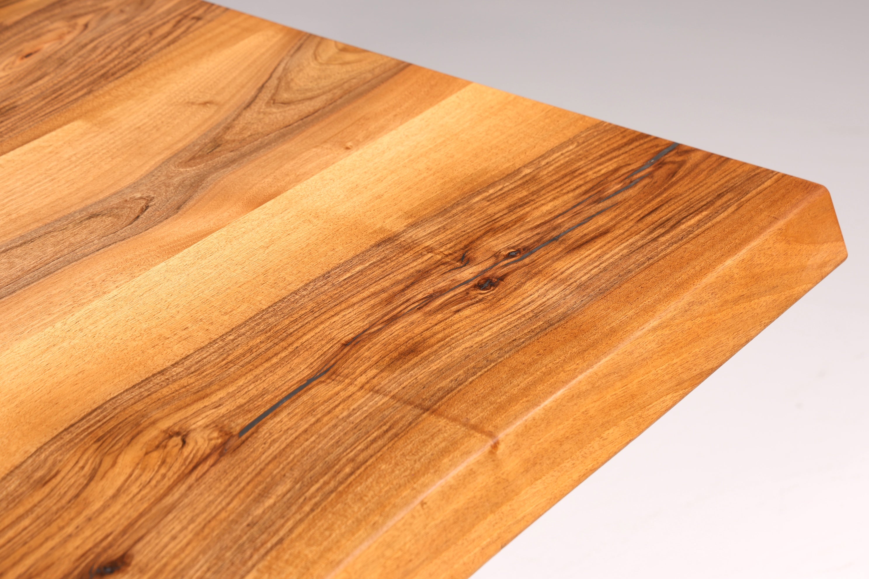 Belle table en noyer massif, plateau à bords naturels, 260 cm x 97 cm, idéale pour la salle à manger ou la cuisine.