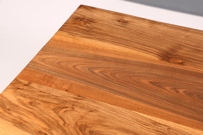 Belle table en noyer massif, plateau à bords naturels, 240 cm x 95 cm, idéale pour la salle à manger ou la cuisine.