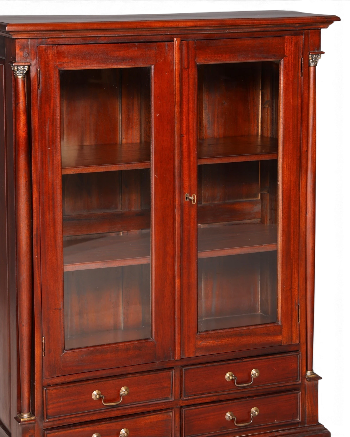 Hauptstadt Möblerei Vitrinenschrank aus dunklem Holz mit zwei Glastüren und zwei Schubladen im klassischen Stil