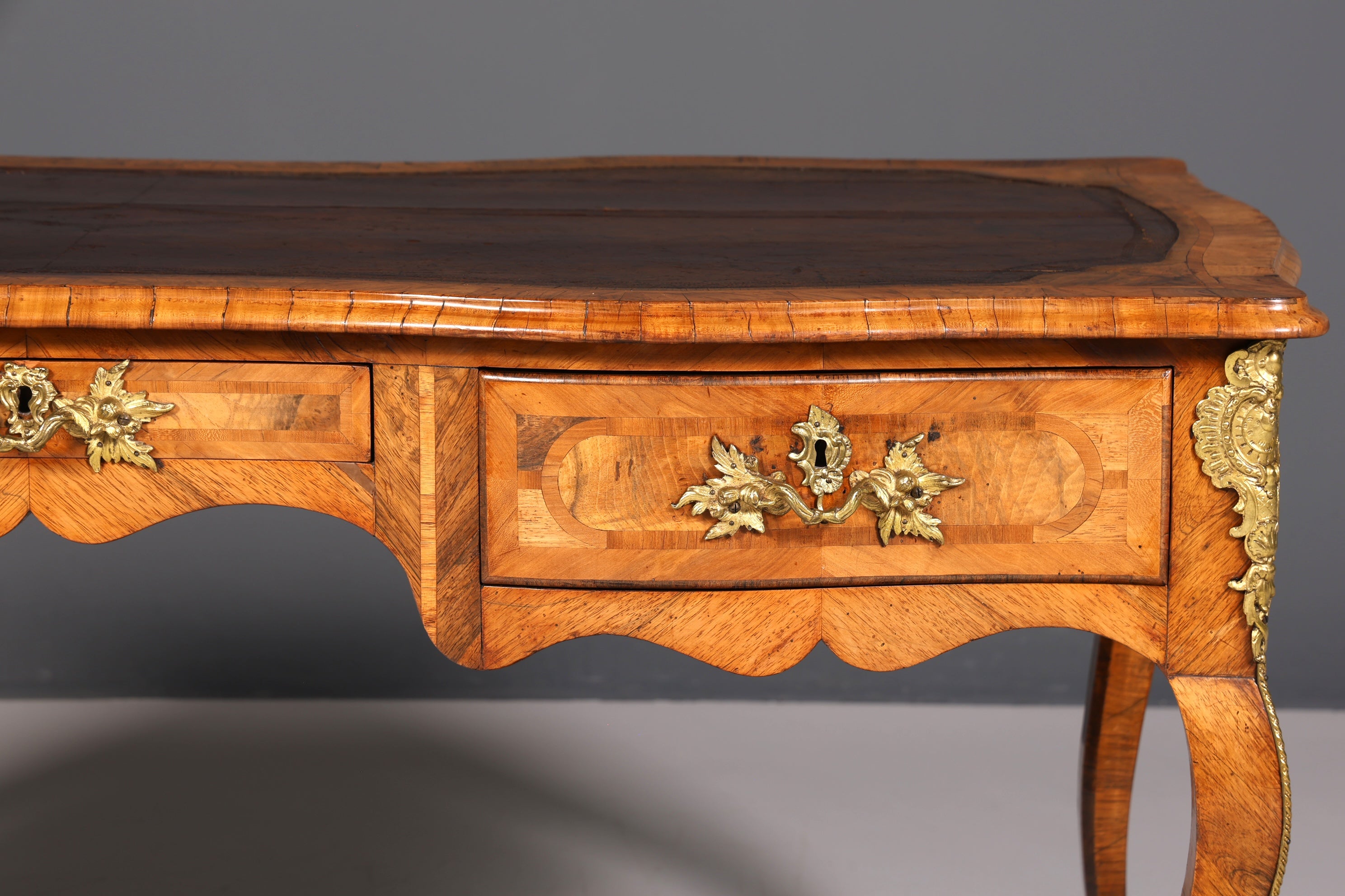 Bureau Louis XV original et majestueux de 1780, bureau plat français en cuir véritable, bureau de bureau ancien