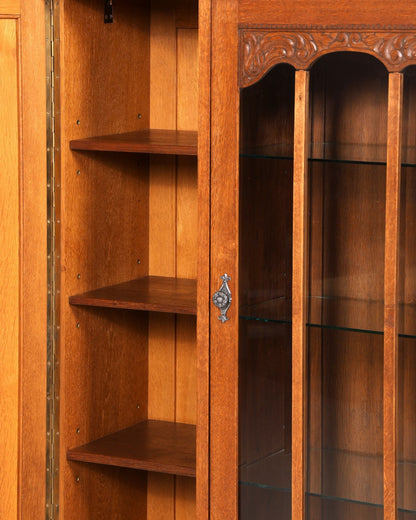 Hauptstadt Möblerei Jugendstil Vitrine aus massiver Eiche mit verglasten Türen, Schnitzereien und Regalböden