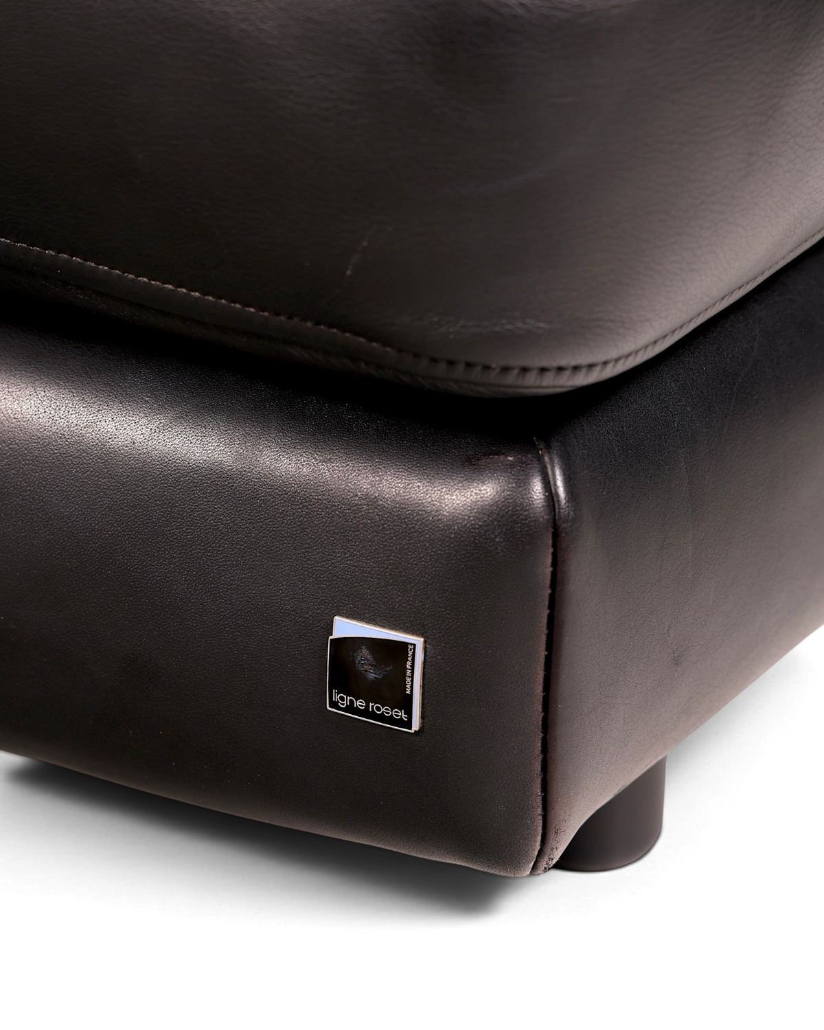 Hauptstadt Möblerei H848 Finish schwarzer Lederbezug mit Ligne Roset Logo Plakette an einem Möbelstück