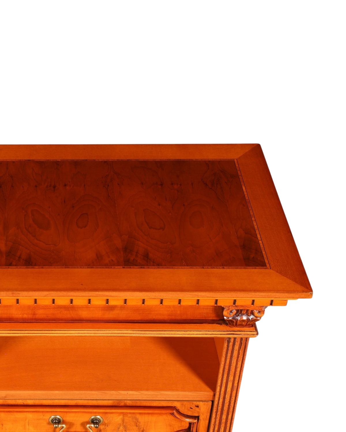 Hauptstadt Möblerei H962 Finish Beistelltisch mit hochwertiger Wurzelholz-Tischplatte und klassischem Design