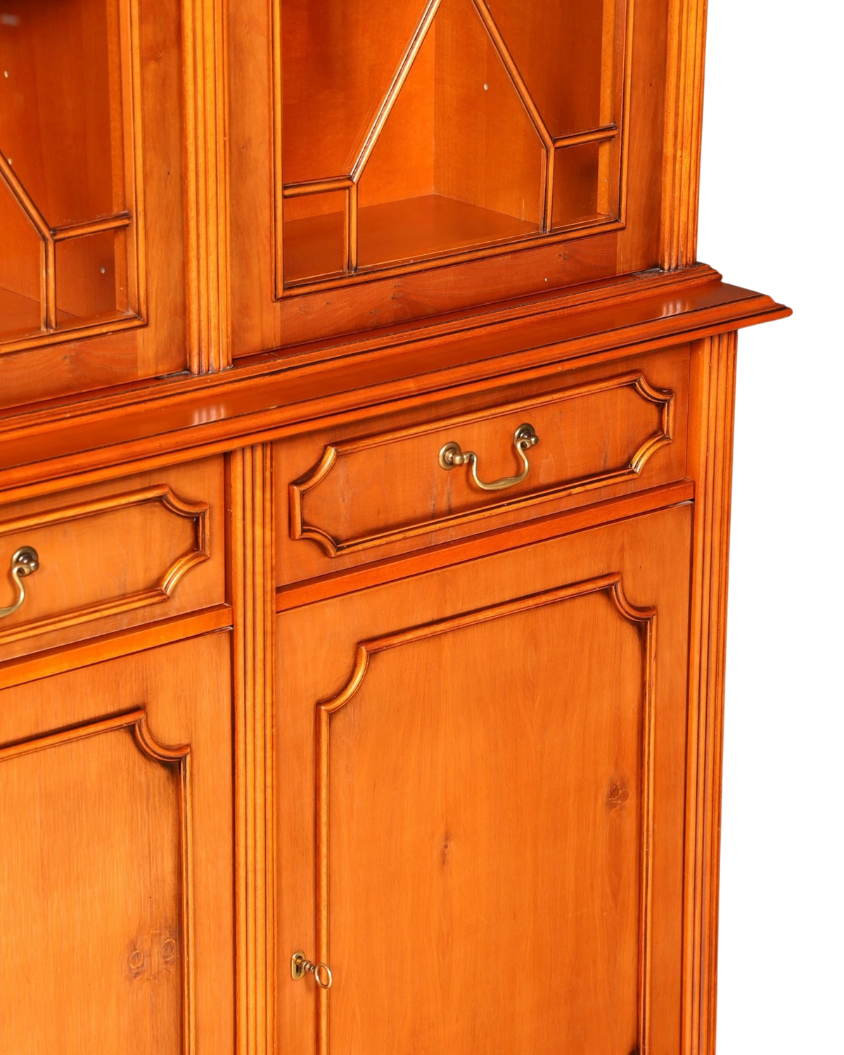 Hauptstadt Möblerei Heldense Vitrine aus Eibenholz mit Messinggriffen und Glasfront im antiken Stil
