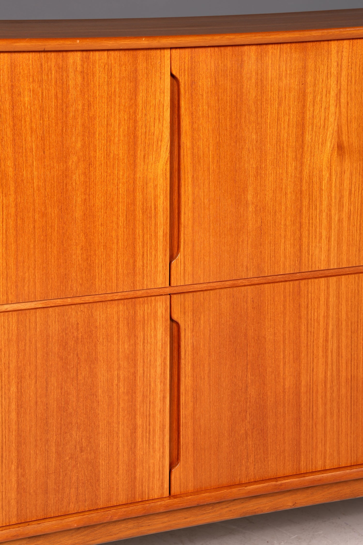 G046 Finish Wunderschönes Mid Century Highboard echt Holz Schrank Büro Kommode 60er Jahre