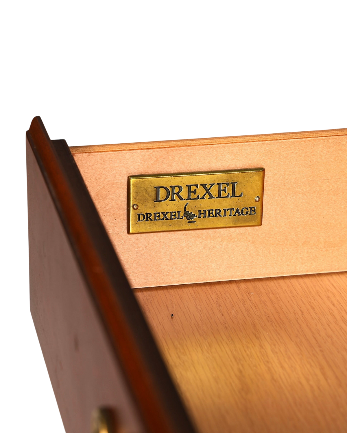 Hauptstadt Möblerei Schubladeninnenseite mit goldenem Drexel Heritage Messingschild aus Holz