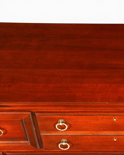 Hauptstadt Möblerei Drexel Heritage Sideboard aus dunklem Holz mit Messinggriffen im antiken Stil
