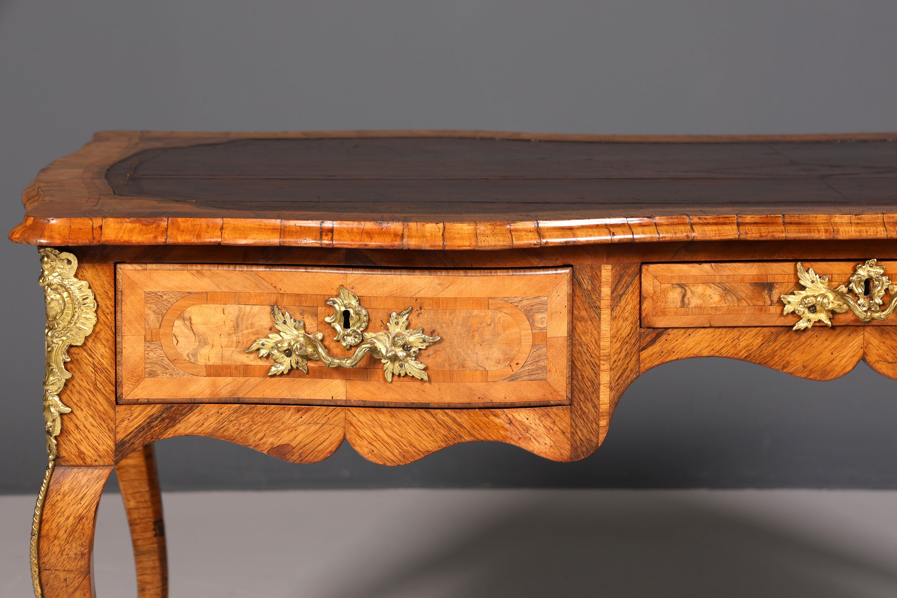 Bureau Louis XV original et majestueux de 1780, bureau plat français en cuir véritable, bureau de bureau ancien