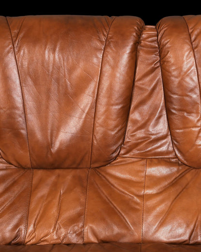 Hauptstadt Möblerei 3-Sitzer Ledersofa in Cognac mit weich gepolsterten Rückenlehnen und rustikaler Patina