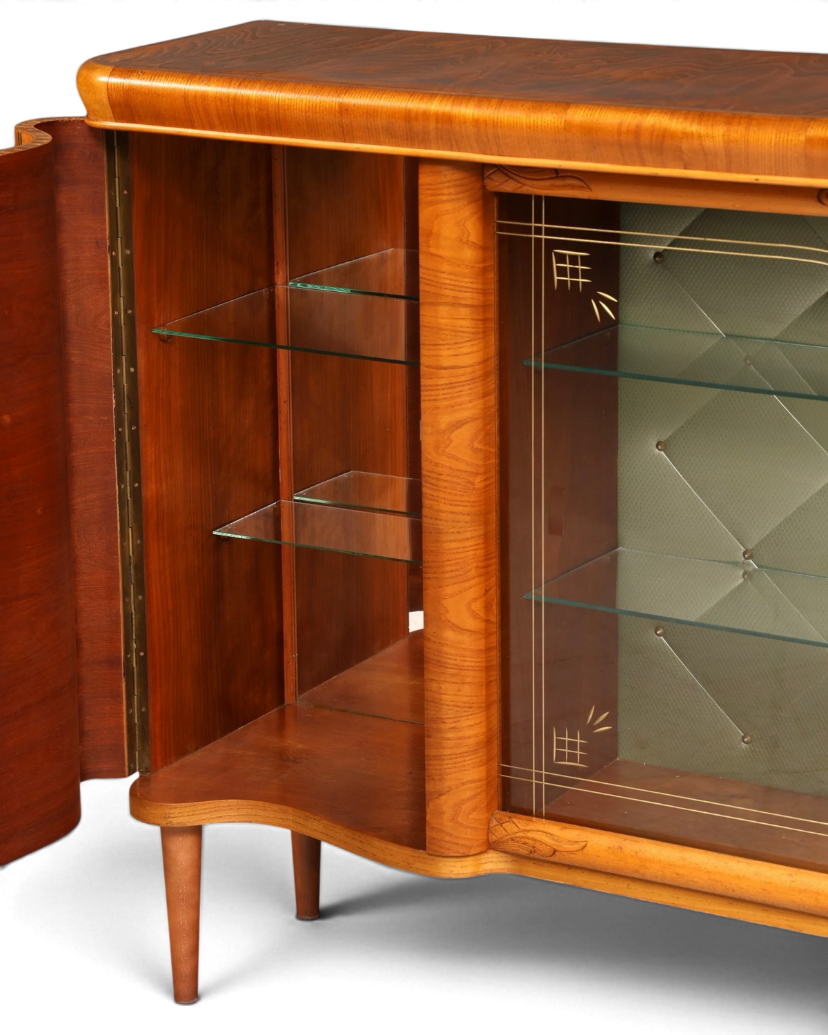 Hauptstadt Möblerei Anrichte aus Holz mit Glasböden und verzierten Glastüren im Vintage-Design