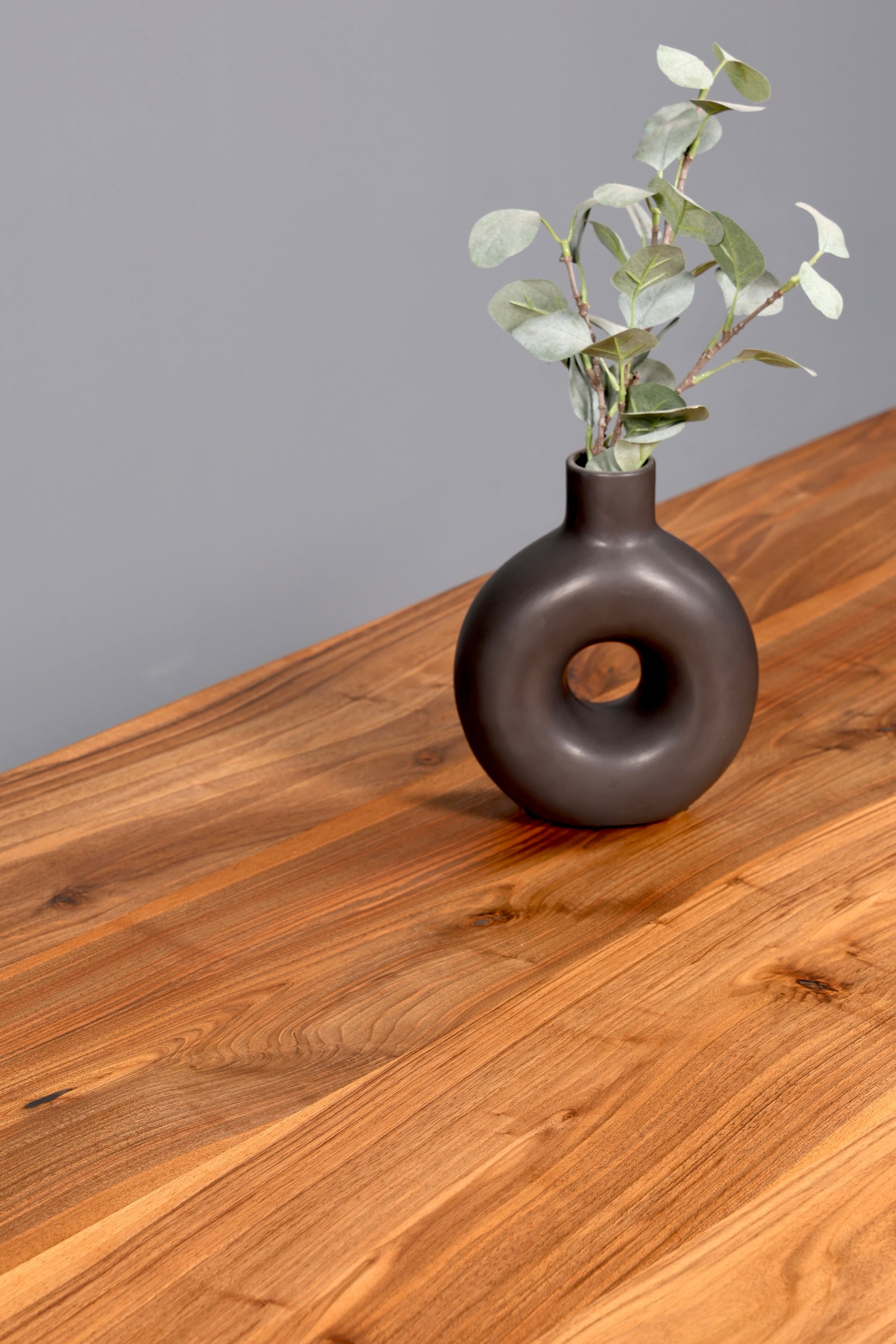 Belle table en noyer massif, plateau à bords naturels, 240 cm x 95 cm, idéale pour la salle à manger ou la cuisine.