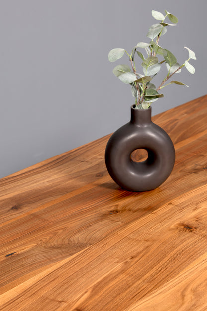 Belle table en noyer massif, plateau à bords naturels, 240 cm x 95 cm, idéale pour la salle à manger ou la cuisine.