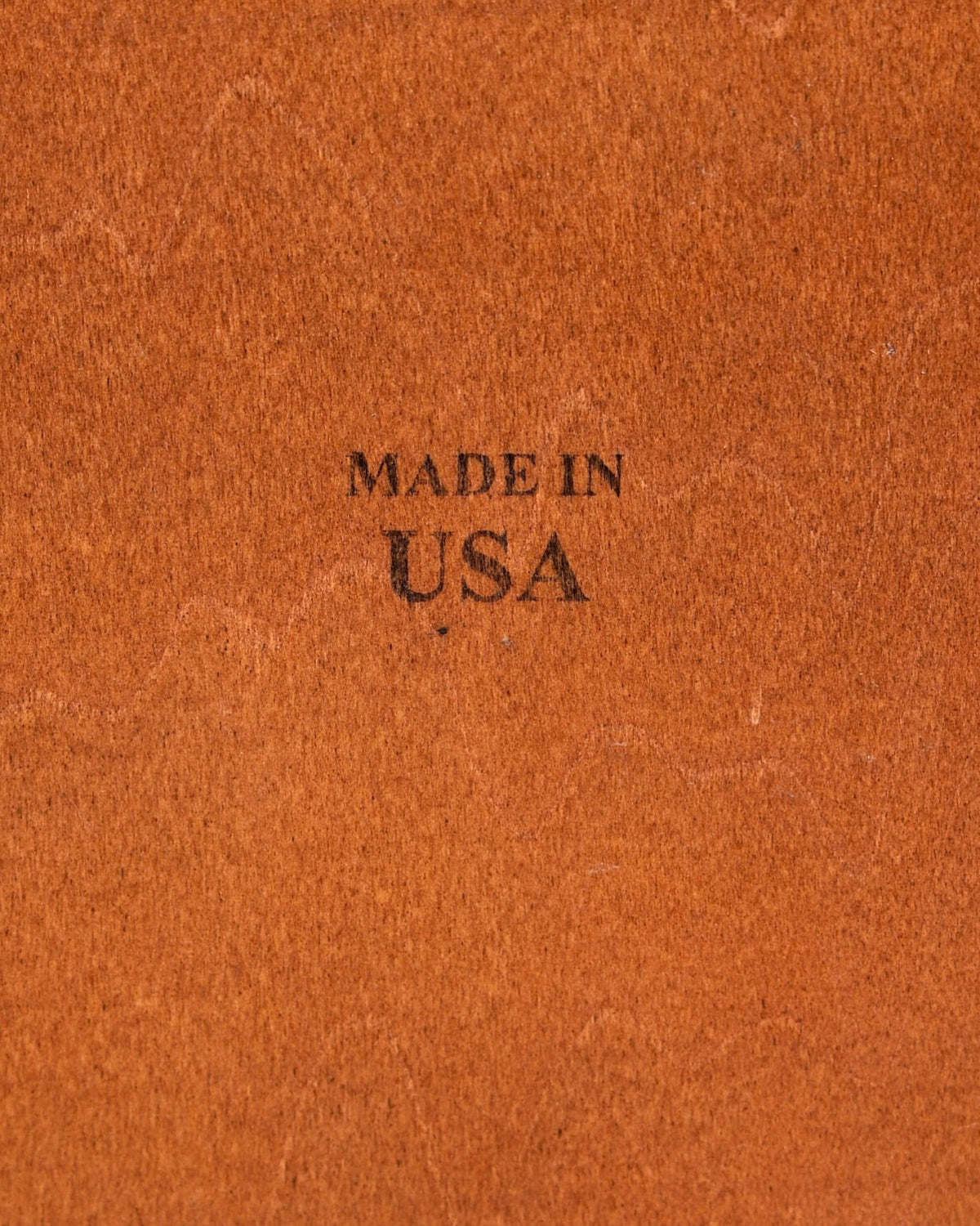 Hauptstadt Möblerei H926 Finish Oberfläche mit Made in USA Stempel auf braunem Holz