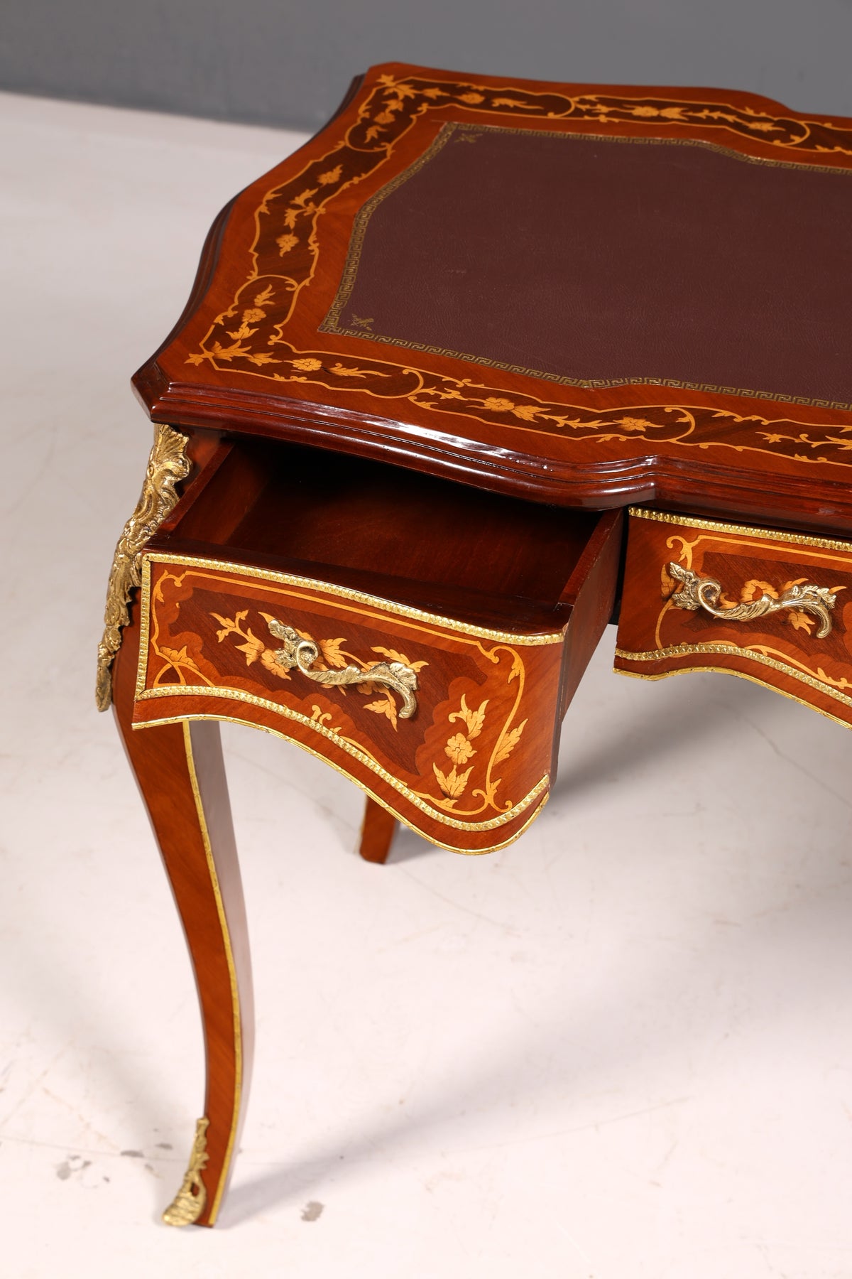 Bureau d’écriture de style Louis XV de rêve, bureau français de style antique en bois véritable, table de bureau