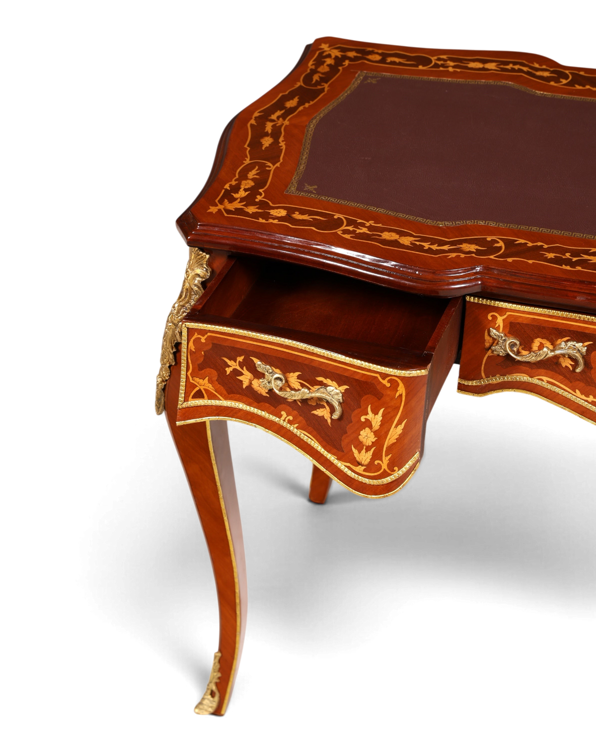 Hauptstadt Möblerei Louis XV Schreibtisch aus Massivholz mit Intarsien, Messingbeschlägen und offener Schublade