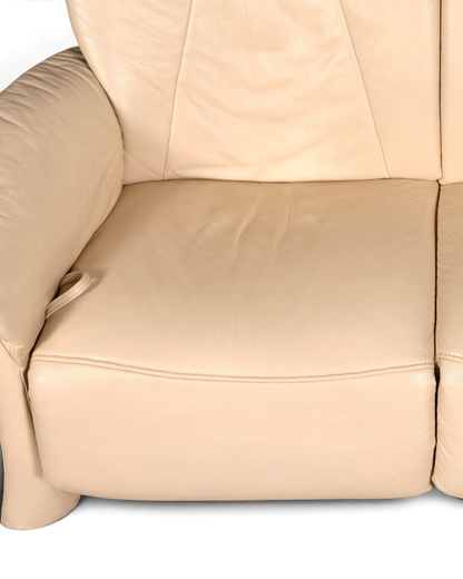 Hauptstadt Möblerei H851 Ledersofa in Creme mit weicher Polsterung und eleganter Nahtführung