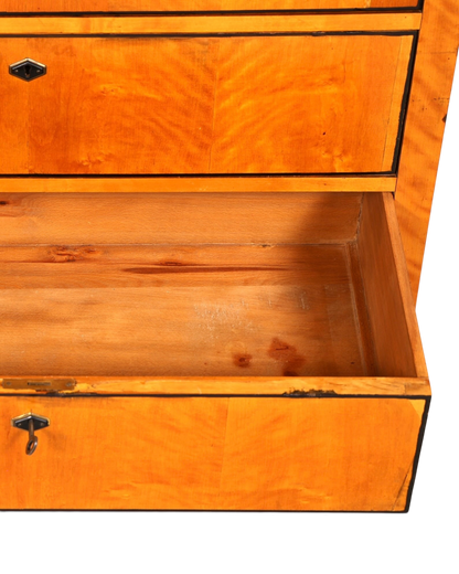 Hauptstadt Möblerei Kommode mit H845 Finish, hellem Holzfurnier und einer offenen Schublade mit schwarzem Rand