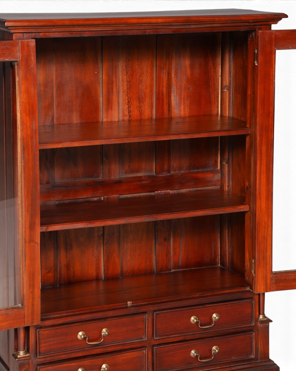 Hauptstadt Möblerei Vitrinenschrank aus dunklem Holz mit H849 Finish, Glasfront und Schubladen mit Messinggriffen